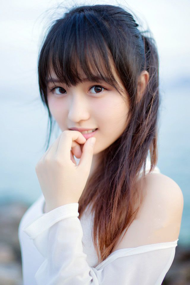 “夫君当以国事为重，妾身怎敢相怪？夫君且先休息，妾身先告退了。”美妇微笑着摇头道。